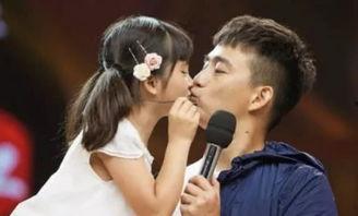 明星吻女儿,温情吻女儿，温馨画面感动网友